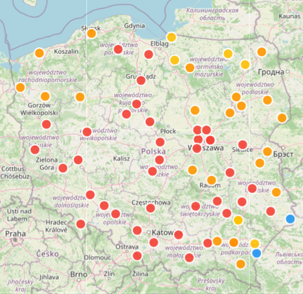 Mapa na stronie informującej o szkoleniach pokazuje 50 lokalizacji. Kolor czerwony oznacza wypełnienie miejsc