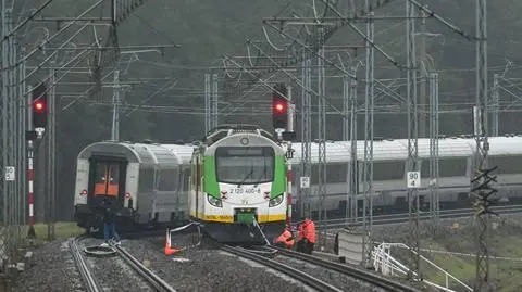 Działania służb przy zniszczonym fragmencie torowiska na trasie Dęblin-Warszawa przy stacji kolejowej Mika, 17 listopada