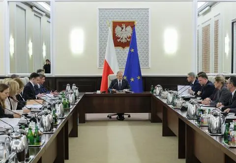 Rząd Tuska miał być mniejszy i tańszy. No to policzyliśmy