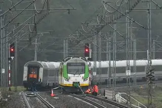 Działania służb przy zniszczonym fragmencie torowiska na trasie Dęblin-Warszawa przy stacji kolejowej Mika, 17 listopada