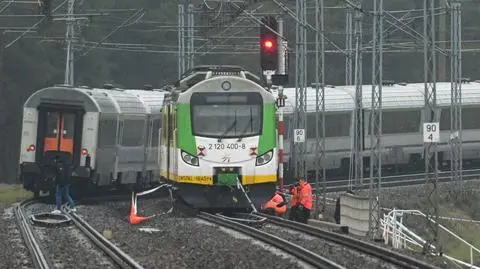 Działania służb przy zniszczonym fragmencie torowiska na trasie Dęblin-Warszawa przy stacji kolejowej Mika, 17 listopada