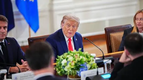 Donald Trump i widoczni po bokach Emmanuel Macron i Giorgia Meloni