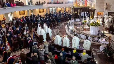 Ilu wiernych było w kościele na urodzinach Radia Maryja? Policzyliśmy. Ale problem jest inny