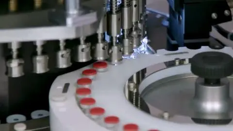 Żadnej szczepionki na HIV i na raka - a na COVID-19 w ciągu roku? Wirus wirusowi nierówny