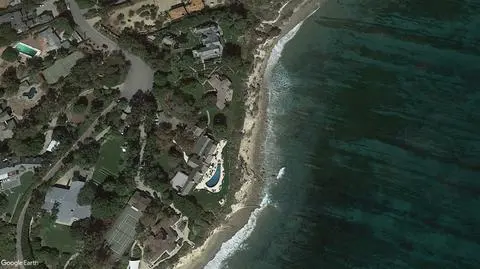 Czy willa nad brzegiem oceanu należy do senatora Biereckiego?