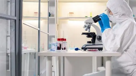 Mniej testów na koronawirusa to mniej potwierdzonych zachorowań? Analiza