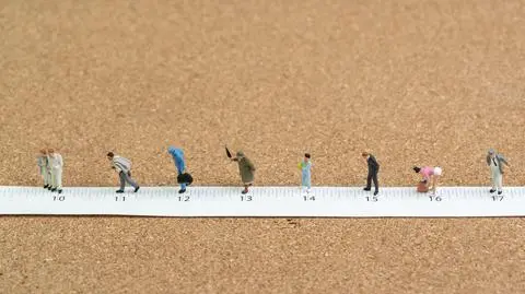 Bezpieczny dystans społeczny: metr czy dwa? Co mówi nauka