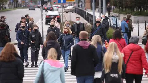 Ministerstwo: współczynnik reprodukcji wirusa spadł poniżej 1. Eksperci: to niewiarygodne dane