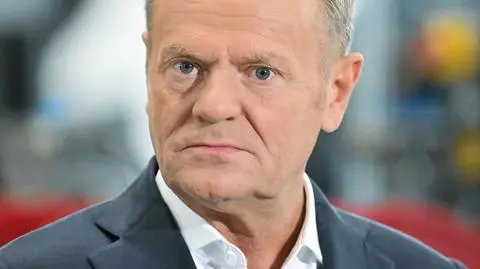 Premier Donald Tusk podczas spotkania z mediami, po wizycie w zakładzie produkcyjnym morskich wież wiatrowych Baltic Towers, 23 czerwca