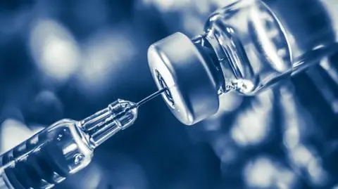 "Jest grupa szczepionek wytworzona w ten sam sposób" co AstraZeneca? Tak. Wyjaśniamy