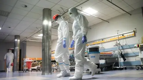 Pandemia w odwrocie? Tak mówią władze, lecz szpitale utrzymują stan gotowości