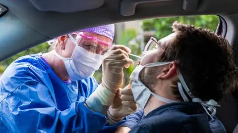 Wskaźnik pozytywnych testów na koronawirusa przekroczył w Polsce 10 proc. Co to znaczy?