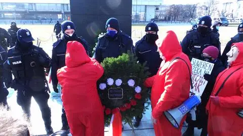 Policja i wojsko rekwirują wieńce pod pomnikiem smoleńskim. Na podstawie jakich przepisów?