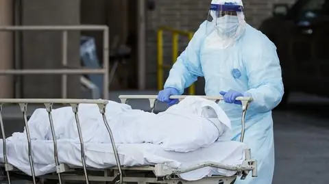 Latem Polska "awansowała" pod względem liczby zgonów na COVID-19 na milion mieszkańców