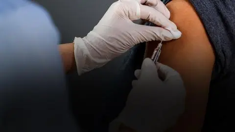 Koronawirus: półprawdy i nieprawdy o szczepionce Pfizera. Wyjaśniamy