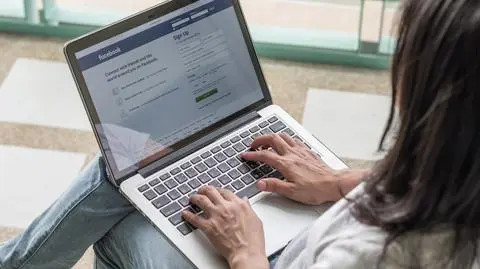 23 mln dolarów na reklamy na Facebooku wydali twórcy dezinformacji. Jak platforma walczy z manipulacją