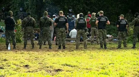 Migranci na "pasie ziemi niczyjej"? Nie, są na terytorium któregoś państwa