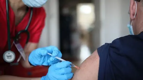 Domięśniowo czy podskórnie? Długość igły ma znaczenie? Wyjaśniamy wątpliwości dotyczące szczepień na COVID-19