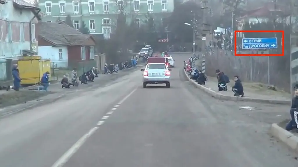 Znak drogowy widoczny na nagraniu