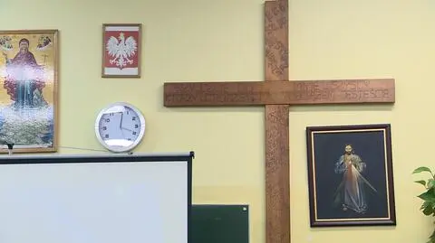 Duża liczba godzin religii, mniej fizyki? Sprawdzamy popularny wpis