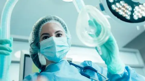 Polska ma "jeden z najniższych wskaźników anestezjologów w Europie"? Sprawdzamy