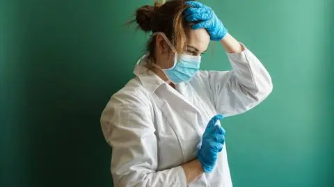 W Polsce brakuje pielęgniarek, ale te z uprawnieniami nie pracują. Wyjaśniamy paradoks