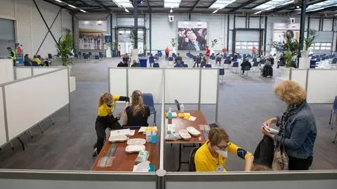 Ponad 35 proc. mieszkańców UE zaszczepionych przeciw COVID-19. Ale tempo osłabło