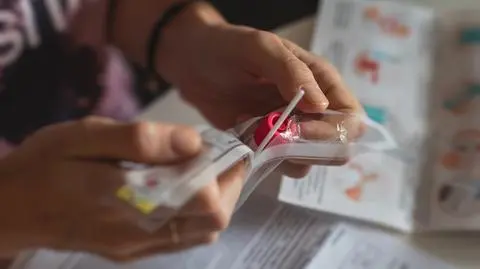 Zakażenia w województwach: fala powoli mija