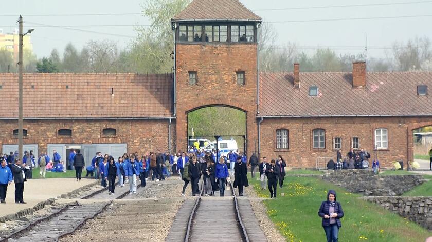 28.04.2022 | Marsz Żywych przeszedł przez Auschwitz. "Nawet najgorszy totalitaryzm nie jest w stanie zwyciężyć woli życia"