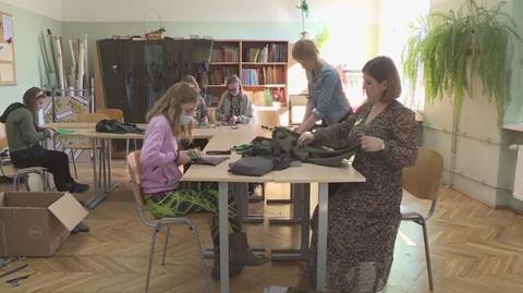 Atak Rosji na Ukrainę. Uczniowie z Zielonej Góry szyją siatki maskujące dla żołnierzy 