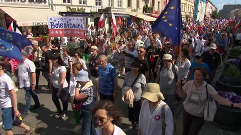 Odśpiewanie hymnu na marszu 4 czerwca 2023 roku. Nagranie z ul. Nowy Świat. 