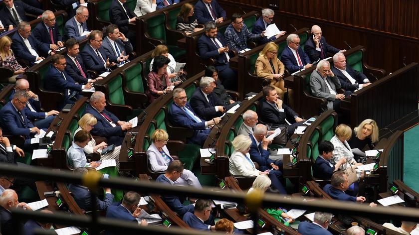 "Kampania bez kitu": Konkret24 o tym, jak rosły wydatki na obsługę czterech kancelarii prezydenta, premiera, Sejmu i Senatu