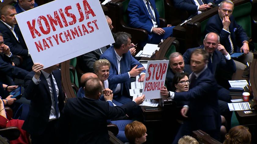 Gorąca dyskusja, okrzyki na sali sejmowej i buciki dla Jarosława Kaczyńskiego