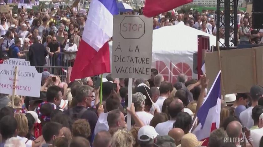 Manifestacja przeciwko certyfikatom sanitarnym w Paryżu