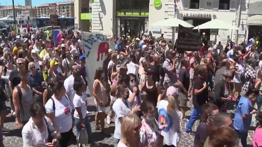 Marsylia. Protesty przeciw obowiązkowym szczepieniom medyków przeciw COVID-19