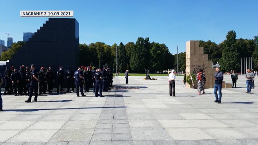 Podczas wrześniowej miesięcznicy żandarmeria i policja ochraniała pomnik ofiar katastrofy smoleńskiej