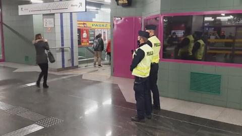 Policja sprawdza, czy pasażerowie metra noszą maseczki