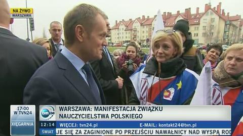 Premier Donald Tusk rozmawia z protestującymi nauczycielami