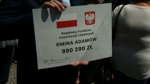 Premier rozdaje samorządom promesy. "Czekamy na przelew"