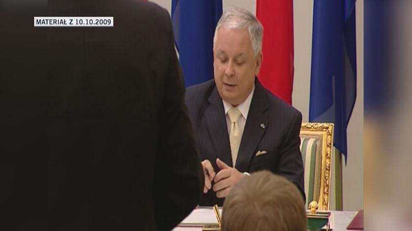 Prezydent Lech Kaczyński podpisał akt ratyfikacji traktatu lizbońskiego (archiwum)
