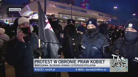 Protest otoczony policyjnymi kordonami