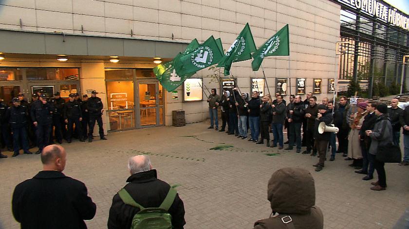 Przepychanka przed Teatrem Powszechnym.