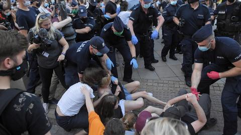 "Są rzeczy, które można było poprawić". Policja odpowiada na zarzuty po protestach aktywistów LGBT