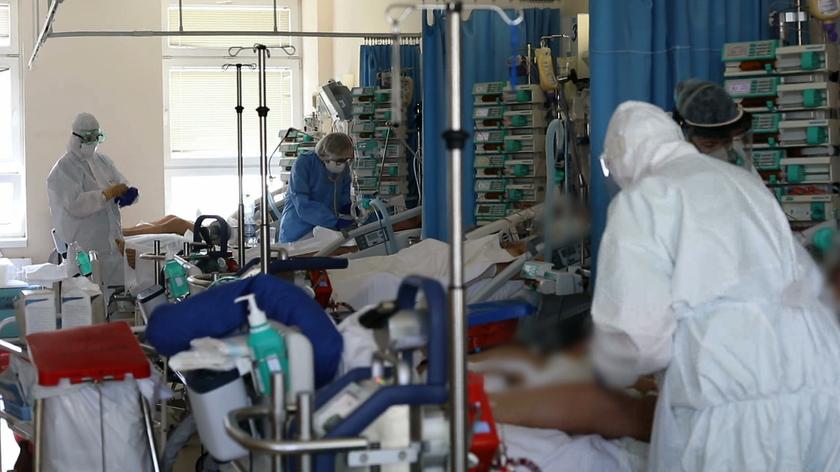 Szpitale wypełniają się, a zakażonych jest coraz więcej
