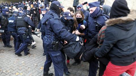 Tajniacy na strajku kobiet. Nieumundurowany policjant użył gazu wobec posłanki