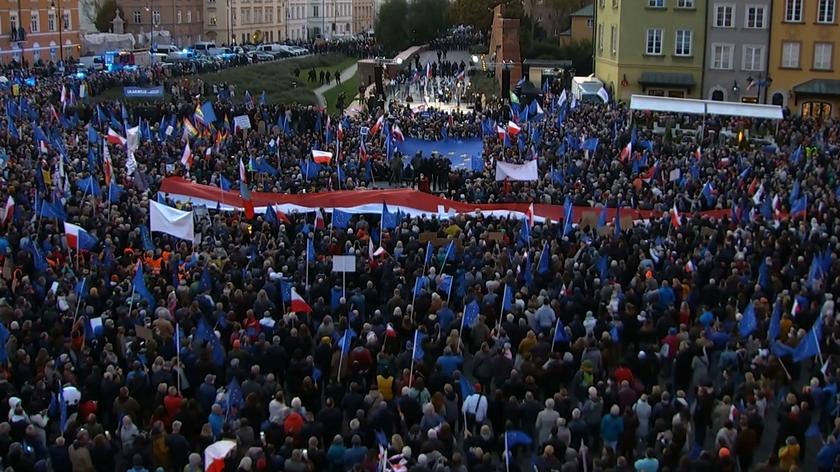 Wielotysięczna manifestacja w Warszawie. Na scenie przemawiał Donald Tusk