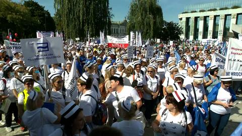 Wrzesień 2021: wielki protest medyków w Warszawie. Przed kancelarią premiera powstało "białe miasteczko 2.0"
