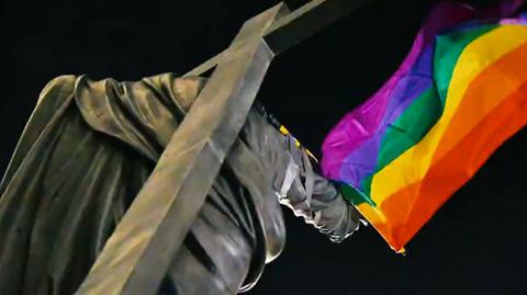 Zarzuty w sprawie tęczowych flag na pomnikach. "To są nadmierne środki represyjne"