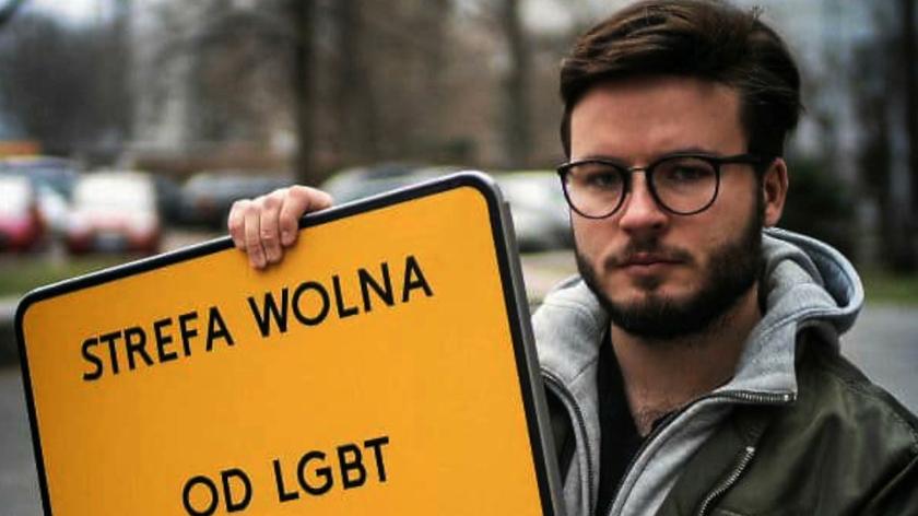 Znakiem protestował przeciwko uchwałom "anty-LGBT". Dostał wezwanie na przesłuchanie